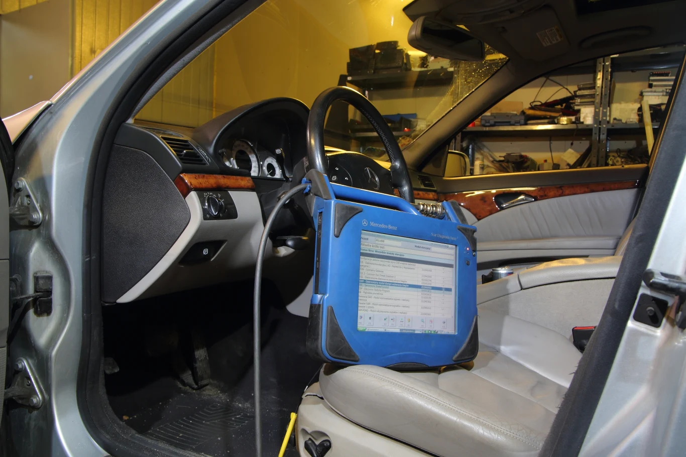 Można do diagnozowania usterek wykorzystywać zwykłego laptopa, ale najlepszym urządzeniem do tego celu jest oryginalny tester Mercedesa Star Diagnosis. Nie tylko pozwala on na sczytanie błędów w poszczególnych modułach, ale można z jego użyciem np. sprawdzić procent zużycia pompy SBC albo pozostałą żywotność pilota zamka centralnego (również ma wbudowany licznik cykli użycia). Star Diagnosis w trybie Developer pozwala również na wyłączanie i włączanie różnych funkcji. Uwaga: nie wolno próbować tego samemu, SD potrafi np. zdetonować poduszkę powietrzną! Można do diagnozowania usterek wykorzystywać zwykłego laptopa, ale najlepszym urządzeniem do tego celu jest oryginalny tester Mercedesa Star Diagnosis. Nie tylko pozwala on na sczytanie błędów w poszczególnych modułach, ale można z jego użyciem np. sprawdzić procent zużycia pompy SBC albo pozostałą żywotność pilota zamka centralnego (również ma wbudowany licznik cykli użycia). Star Diagnosis w trybie Developer pozwala również na wyłączanie i włączanie różnych funkcji. Uwaga: nie wolno próbować tego samemu, SD potrafi np. zdetonować poduszkę powietrzną!