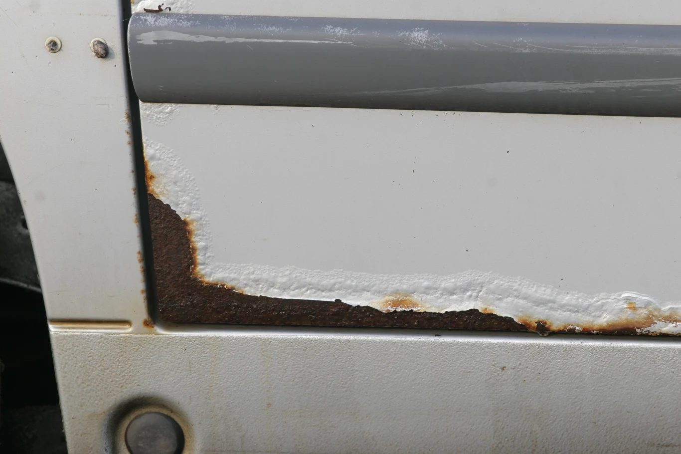 W tym przypadku diagnostyka okazuje się zbyteczna. Sprawa jest prosta: jeśli rdzę widać już z zewnątrz, sytuacja wymaga natychmiastowej interwencji blacharza. Szczególną ostrożność powinni zachować nabywcy modelu W210, ponieważ tu rdzewieje podłoga pod tylnymi siedzeniami. W modelu Vito, w klasie S W220 i C W203 rdzewieją głównie drzwi i klapy (zdjęcie obok pochodzi z Vito). Uwaga: wśród aut klasy C zdarzają się egzemplarze ocynkowane, ich rdza nie dotyczy. W211 nie rdzewieje wcale. W tym przypadku diagnostyka okazuje się zbyteczna. Sprawa jest prosta: jeśli rdzę widać już z zewnątrz, sytuacja wymaga natychmiastowej interwencji blacharza. Szczególną ostrożność powinni zachować nabywcy modelu W210, ponieważ tu rdzewieje podłoga pod tylnymi siedzeniami. W modelu Vito, w klasie S W220 i C W203 rdzewieją głównie drzwi i klapy (zdjęcie obok pochodzi z Vito). Uwaga: wśród aut klasy C zdarzają się egzemplarze ocynkowane, ich rdza nie dotyczy. W211 nie rdzewieje wcale.