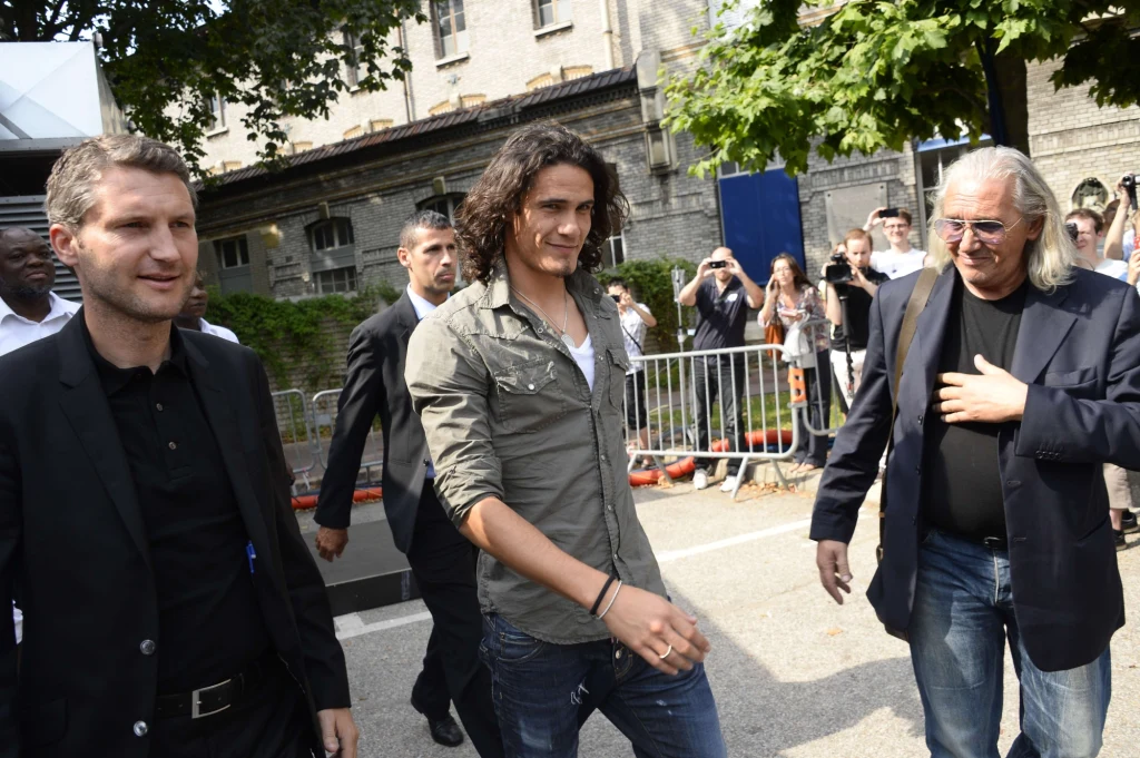 Edinson Cavani po badaniach w Paryżu Edinson Cavani po badaniach w Paryżu