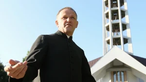 Ks. Wojciech Lemański przed poranną mszą w Jasienicy