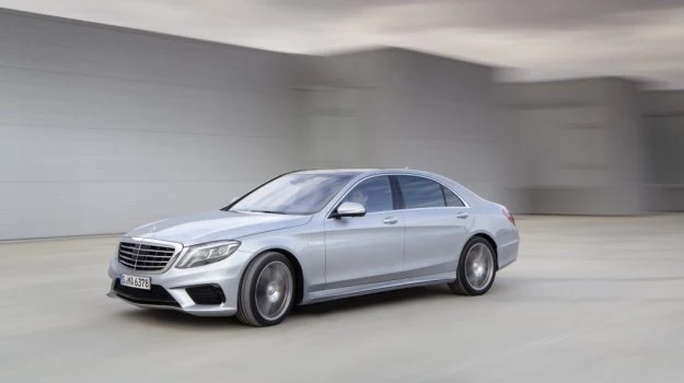 Mercedes S 63 AMG porusza się na kołach z obręczami o średnicy 19 lub 20 cali.