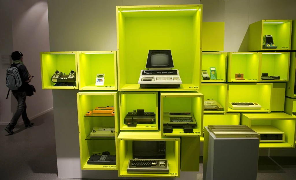 Ściana pełna kultowych sprzętów do grania. Takie atrakcje czekają na zwiedzających Computer Game Museum w Berlinie Ściana pełna kultowych sprzętów do grania. Takie atrakcje czekają na zwiedzających Computer Game Museum w Berlinie