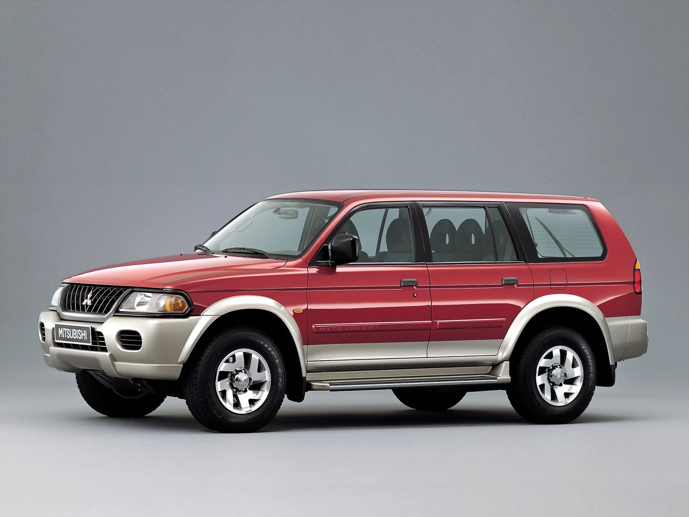 Oparty był na pick-upie L200 poprzedniej generacji. Wytwarzany od 1996 r. Nie miał zaawansowanego napędu Super Select, tylko prosty Easy Select 4WD.