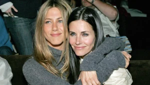 (Nie)przyjaciółki Jen i Courteney lubiły się od początku serialu. Zawsze się wspierały. — Jesteśmy jak siostry — zapewniała Aniston. Czy naprawdę narzeczonemu aktorki udało się zniszczyć taką więź? Czas udzieli odpowiedzi na to pytanie.