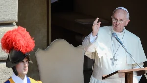 Papież Franciszek podczas modlitwy Anioł Pański