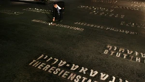 Na zdjęciu jeden z ocalałych dzięki Schindlerowi Żydów składa kwiaty w Jad Waszem, 2008 rok