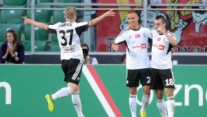Michał Kucharczyk, Dominik Furman i Patryk Mikita cieszą się z gola dla Legii