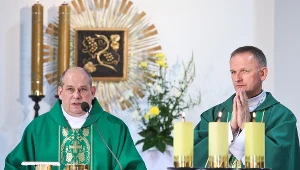 Ksiądz Wojciech Lemański i nowy administrator parafii ksiądz Grzegorz Chojnicki 