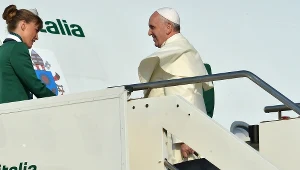 Papież Franciszek wsiada do samolotu