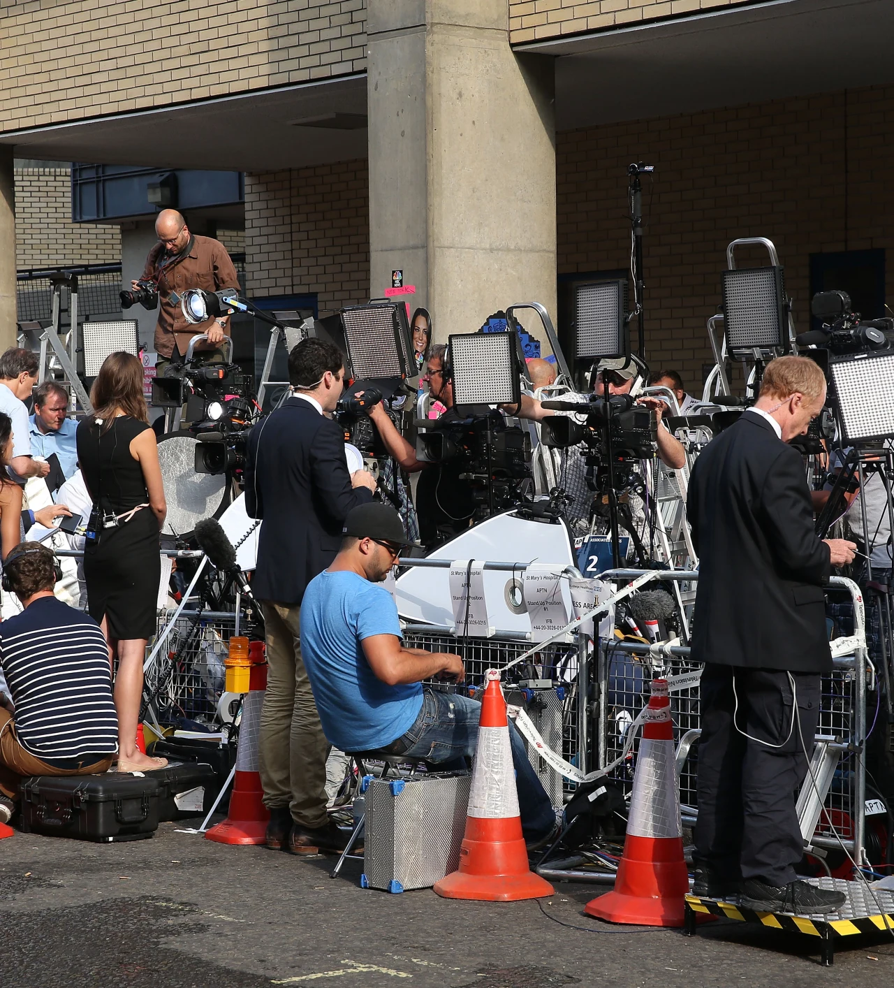 Dziennikarze i fotoreporterzy kłębią się pod szpitalem