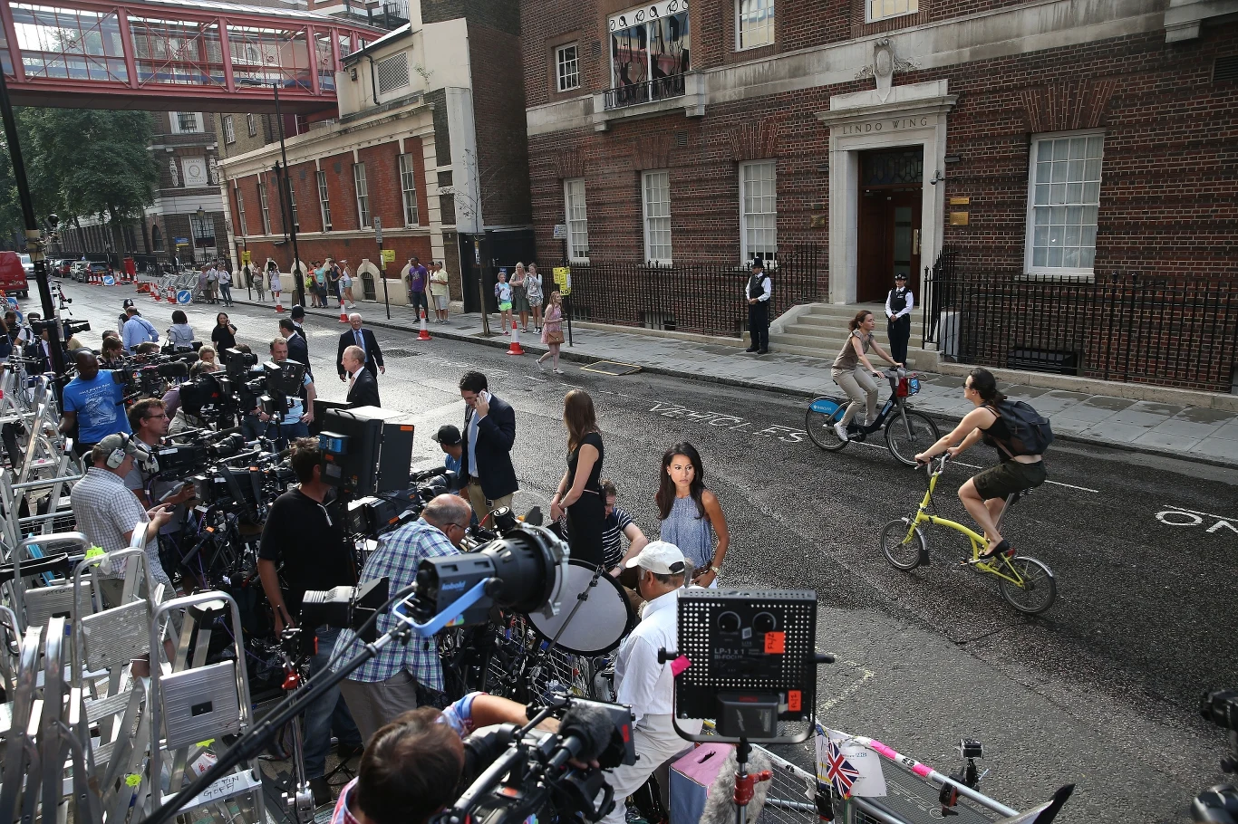 Dziennikarze i fotoreporterzy kłębią się pod szpitalem