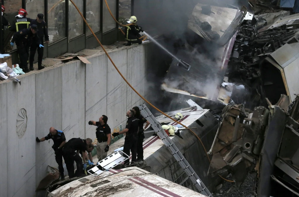 Świadkiowie wypadku twierdzą, że tuż przed wypadkiem słyszeli głośną eksplozję.