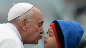 Papież pocałował przyniesione do niego dziecko