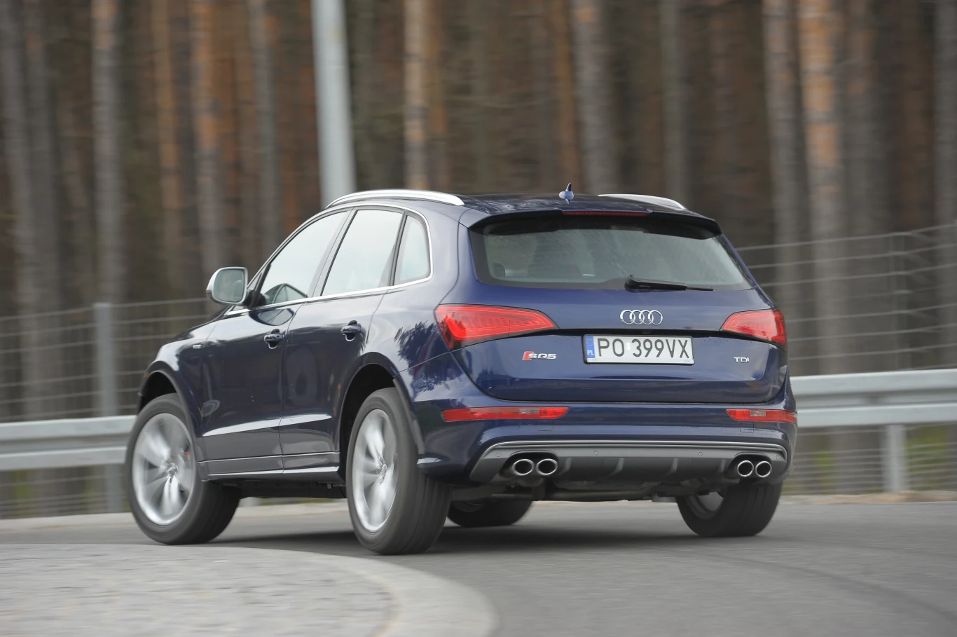 Cztery końcówki układu wydechowego zdradzają, że nie jest to „zwykłe” Q5 z TDI.
