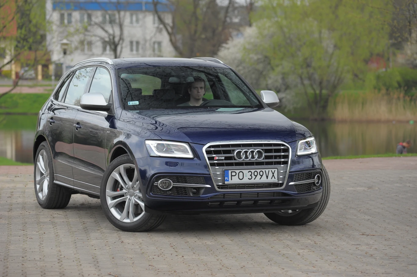Lusterka zewnętrzne i relingi w kolorze matowego aluminium a także 20-calowe felgi to standard w Audi SQ5.