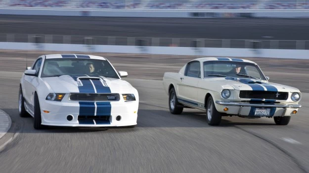 Współczesny Shelby GT350 i jego przodek z rocznika 1965.