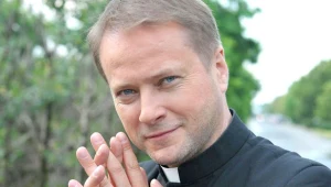 Artur Żmijewski jako ksiądz Mateusz Żmigrodzki