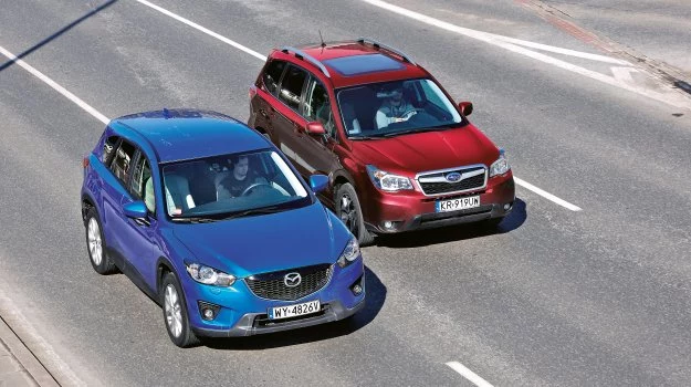 Mazda CX-5 jest autem delikatniejszym, bardziej finezyjnym. Subaru Forester ma natomiast twardy, męski charakter.