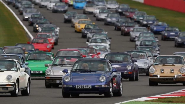 Parada Porsche 911 na torze Silverstone, 28 lipca 2013 r.