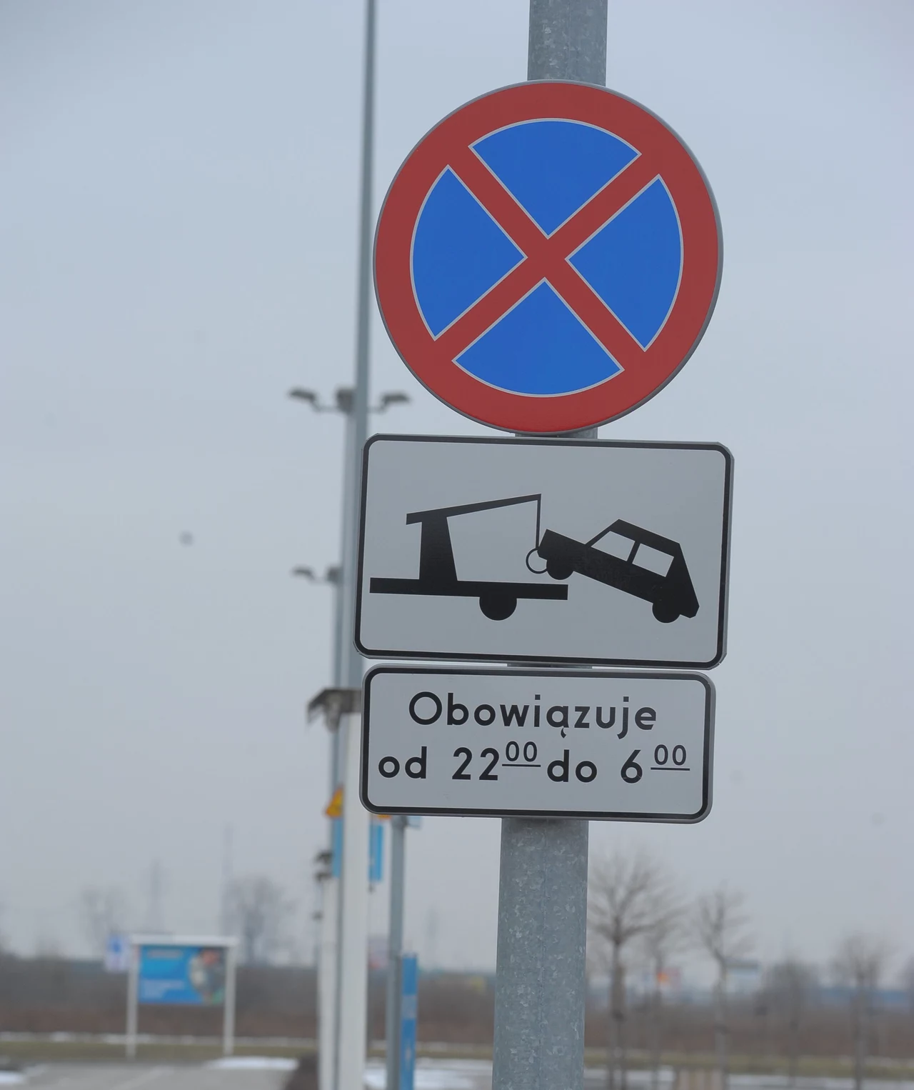 W przypadku pozostawienia auta w miejscu gdzie jest to zabronione, właściciel terenu ma możliwość wezwać mundurowych z prośbą o ukaranie kierowcy i ewentualnie odholowanie samochodu (szczególnie, jeśli jest ostrzeżenie o możliwości usunięcia pojazdu). W praktyce policja czy straż miejska niechętnie przyjeżdżają na interwencję, ale jeśli mundurowi się pojawią, sankcjami za nieprzestrzeganie przepisów dotyczących parkowania będą mandat do 500 zł i opłata za holowanie (ok. 400 zł).