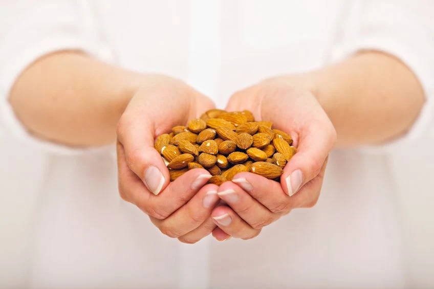 Olejek migdałowy również może ci pomóc na otarcia ud Olejek migdałowy również może ci pomóc na otarcia ud