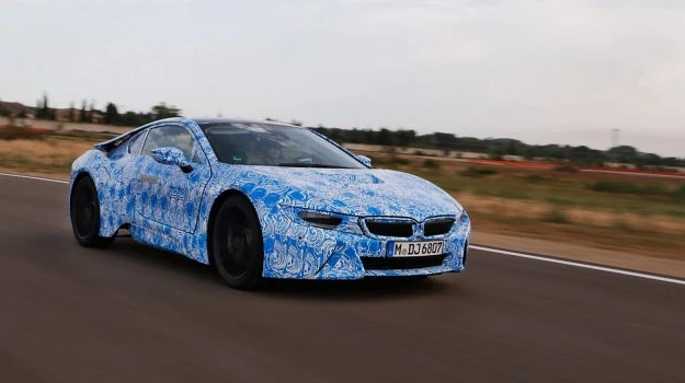 Karoseria BMW i8 ma wnętrze w układzie 2+2 (czytaj: dwie osoby i zakupy). Auto spoczywa na kołach z 20-calowymi felgami i oponami 195/50 z przodu oraz 215/45 z tyłu.