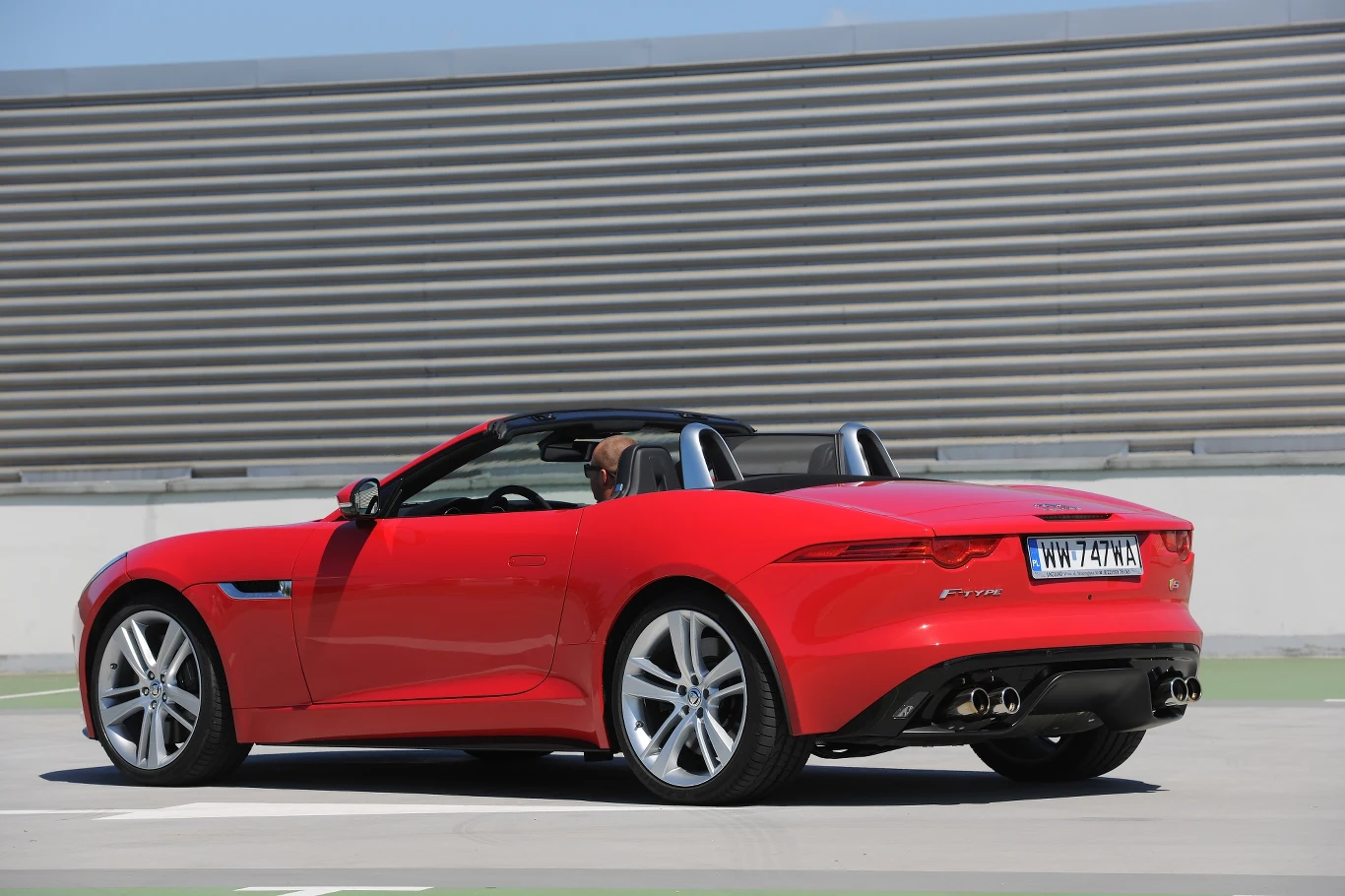 Charakterystyczny, uniesiony tył w topowej wersji kryje aż cztery wydechy. Siatka między chromowanymi pałąkami ogranicza zawirowania w kabinie.