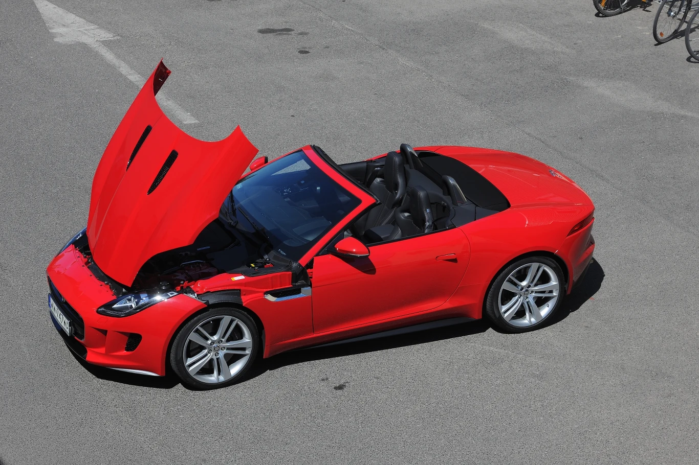 Wielka i otwierana do przodu maska to kolejne wyraźne nawiązanie do legendarnego modelu E-Type.