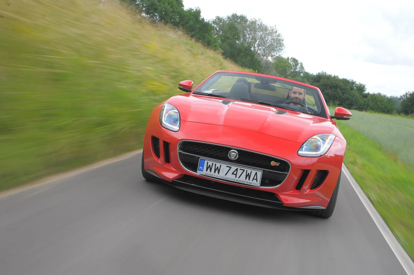 Oto pierwszy od lat sportowy Jaguar. Dotychczas najwięcej emocji budził model XKR-S o mocy 550 KM, oferujący osiągi zbliżone do F-Type'a. Z masą 1,9 t i długością 4,8 m jest on jednak typowym GT i daleko mu do sportowego prowadzenia – to jest domeną F-Type'a.