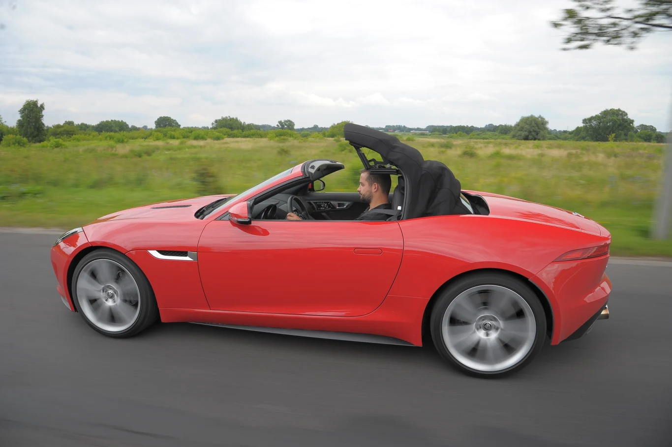 Dach można otworzyć podczas jazdy, o ile prędkość nie przekracza 50 km/h.