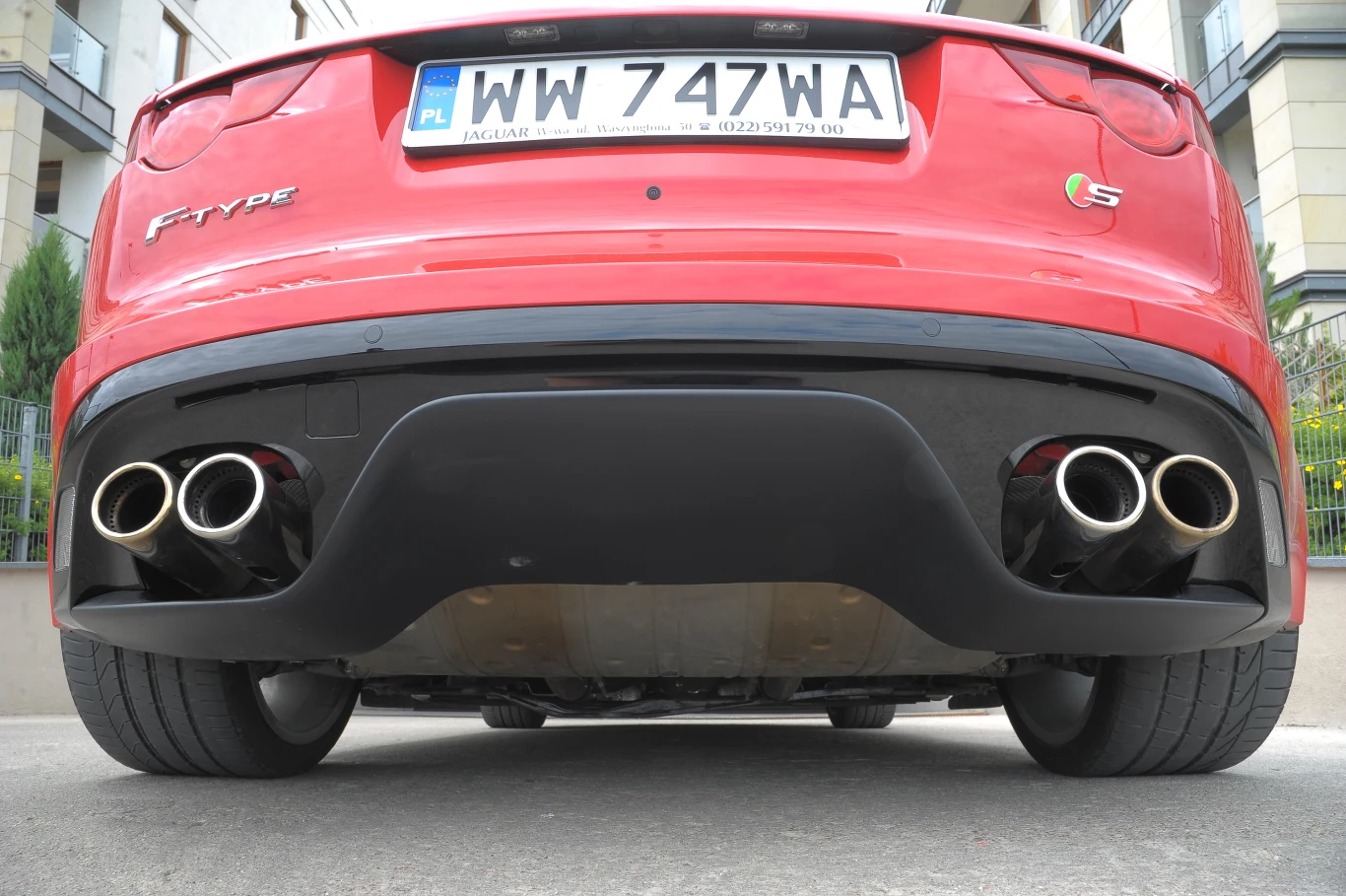 Do głównych zalet F-Type'a należy z kolei imponujący dźwięk wydechu. Żadne inne auto tak nie brzmi.