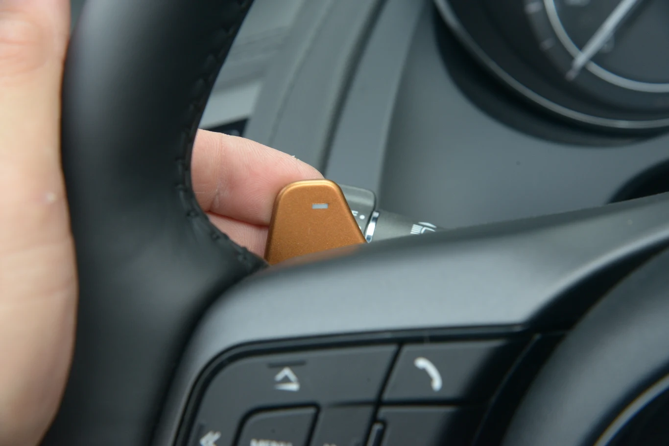 Łopatki z anodowanego aluminium pozwalają całkowicie (bez ingerencji automatu) przejąć kontrolę nad zmianą przełożeń.