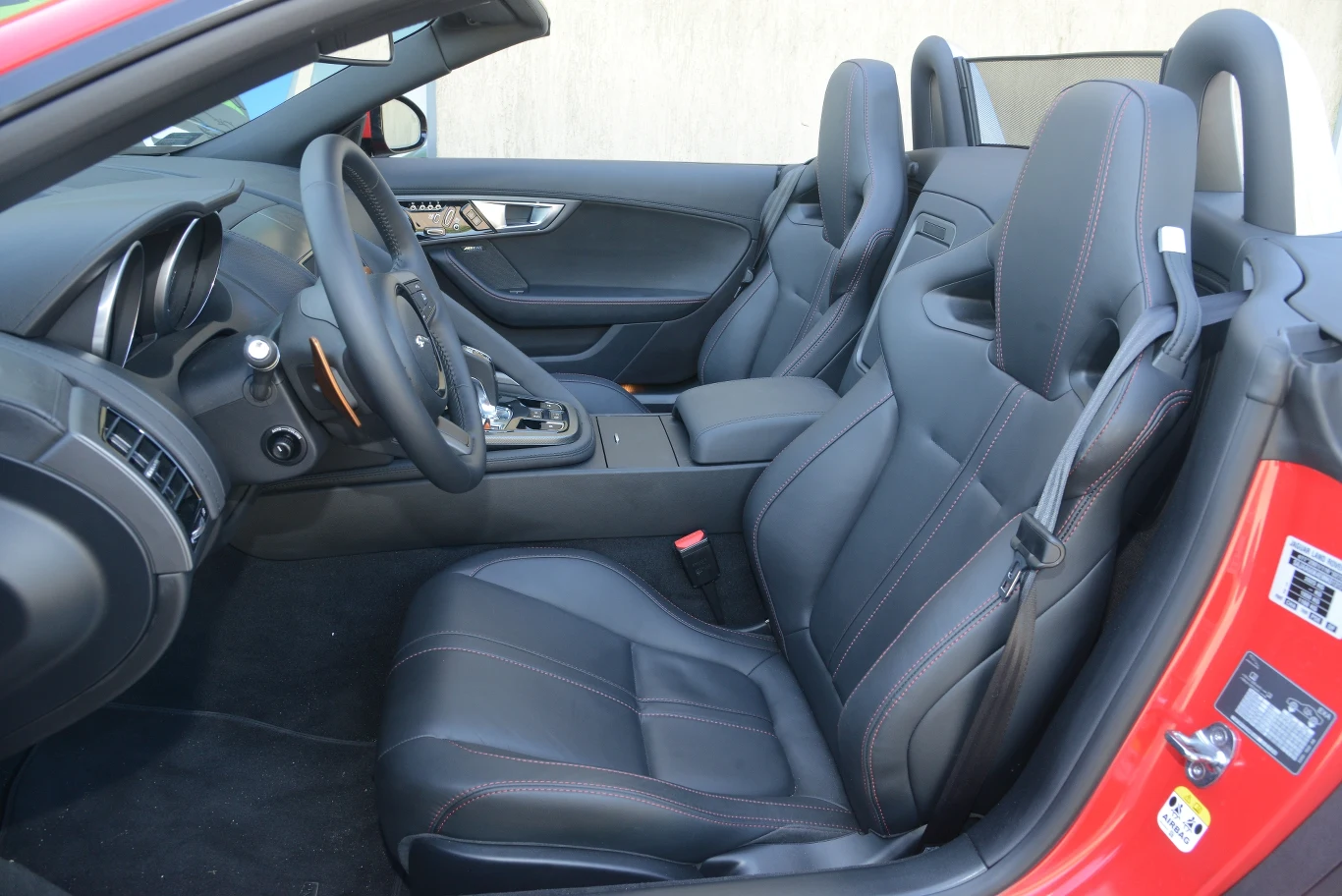 Kubełkowe fotele wymagają dopłaty (10 240 zł), ale są tego warte – zapewniają świetne podparcie, a mimo to są szalenie wygodne.