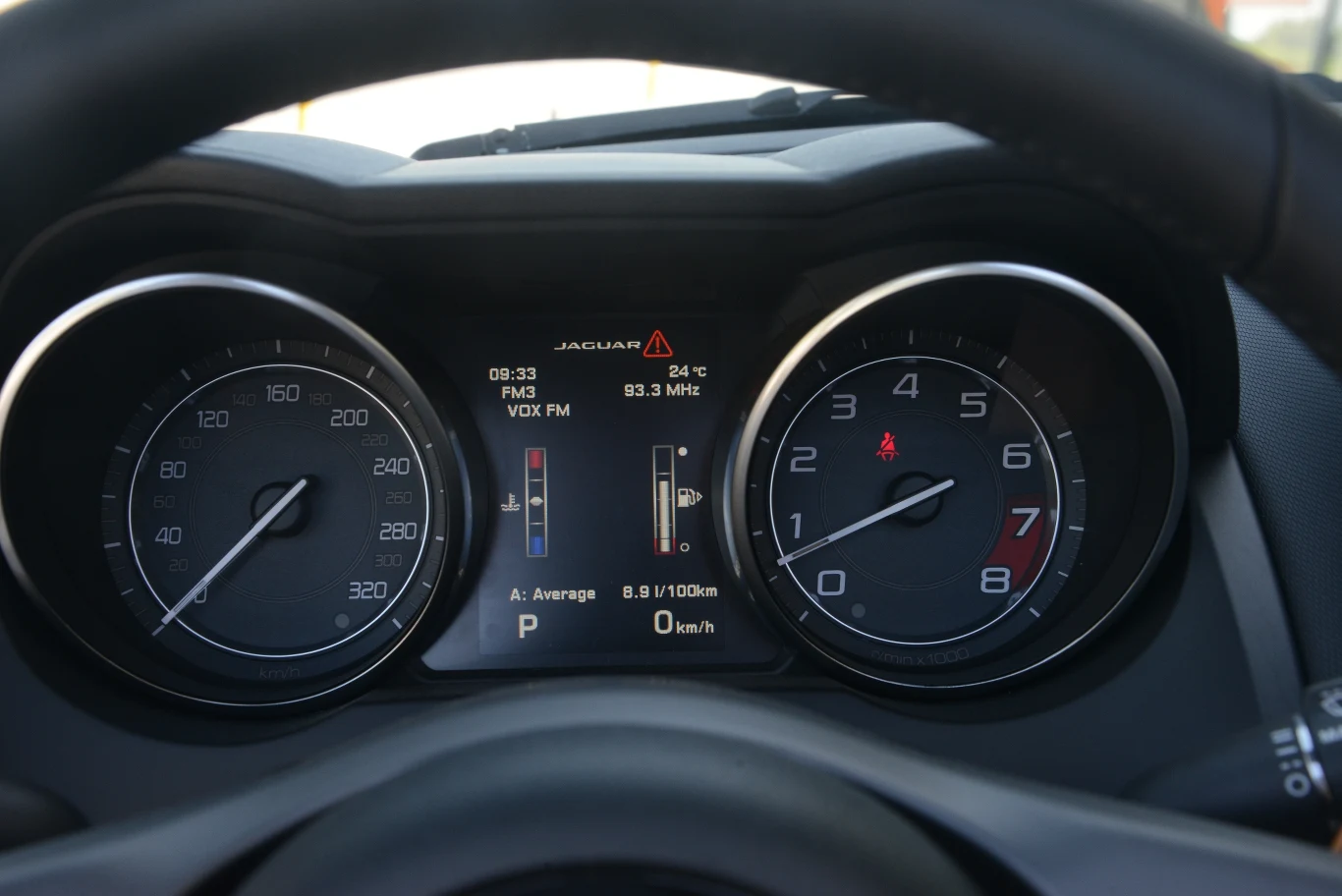 Bardzo czytelne wskaźniki. Ich skala nie jest przesadzona – F-Type rozpędza się do 300 km/h, a jego silnik – niemal do 7000 obr./min.