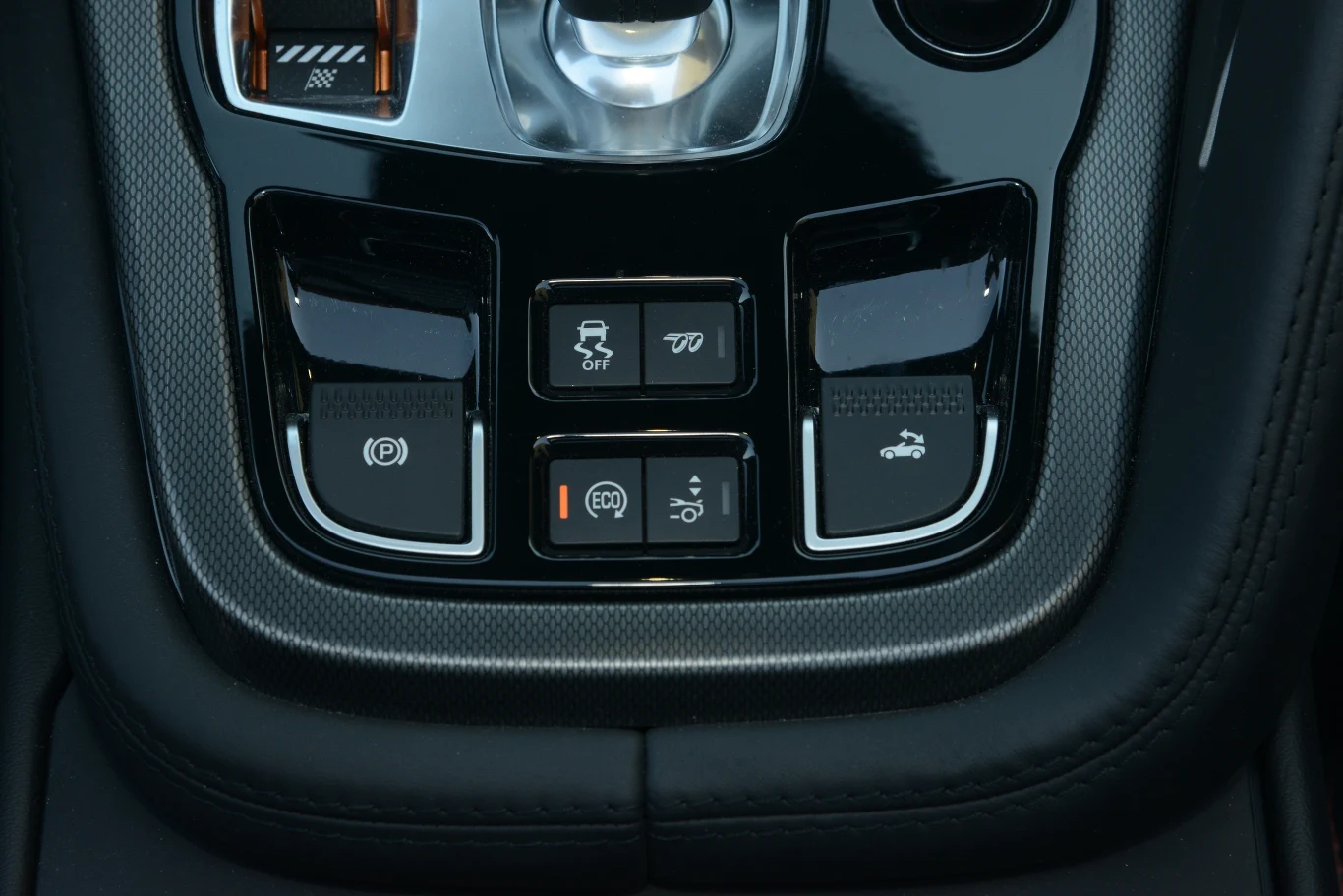 Przyciskami między fotelami steruje się DSC, wydechem, systemem Start/Stop oraz spoilerem.