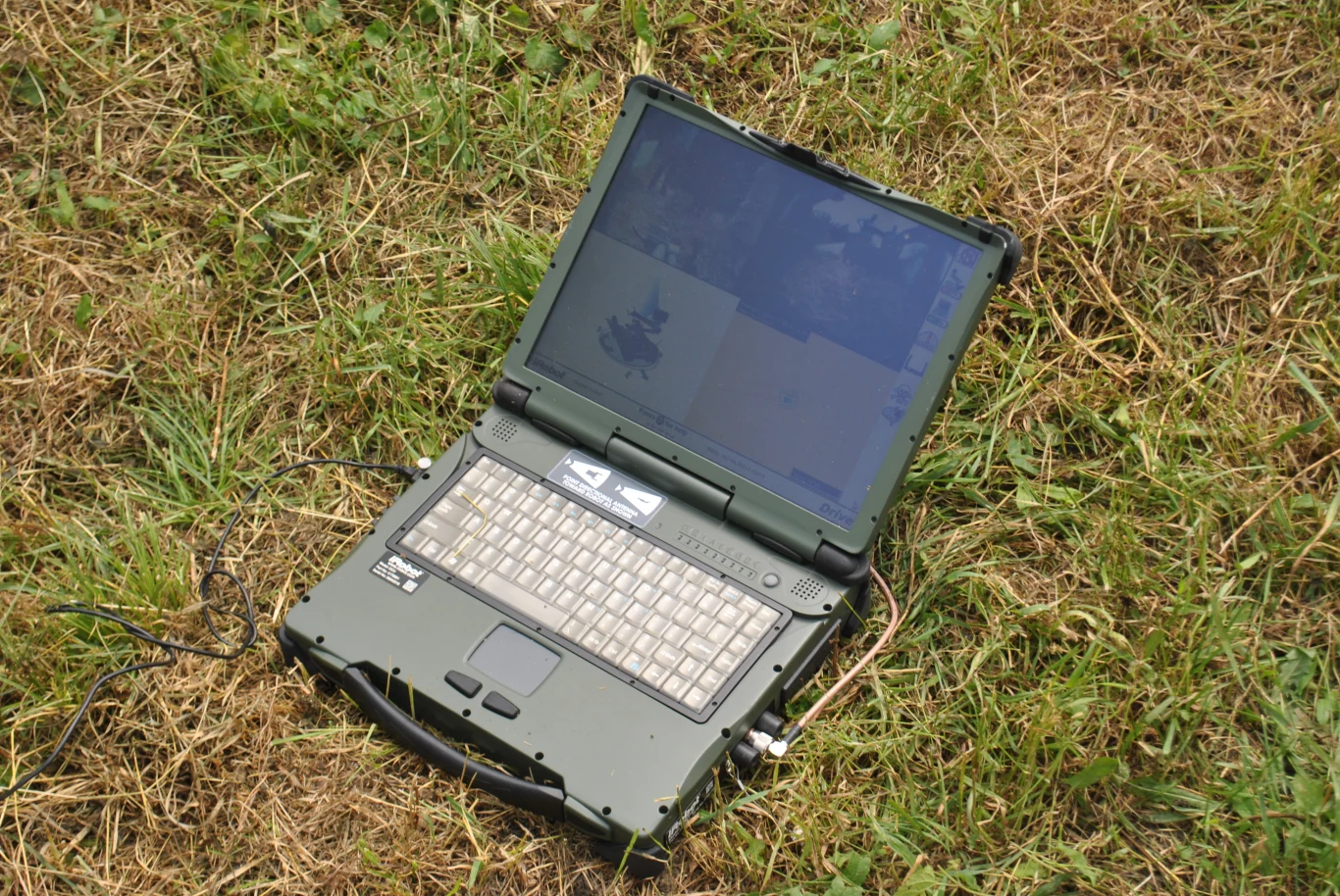 Komputer z podglądem obrazu z kamery robota