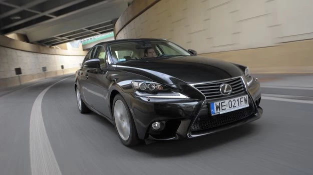 Nowy Lexus IS rysunkiem osłony chłodnicy nawiązuje do większych modeli japońskiej marki.