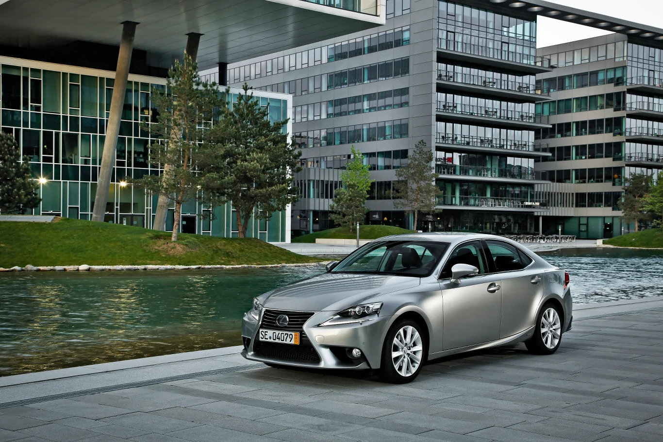 LEXUS IS 300h to druga odmiana silnikowa IS-a. Jego hybrydowy układ napędowy wytwarza łącznie 223 KM. Cena – od 157 900 zł. LEXUS IS 300h to druga odmiana silnikowa IS-a. Jego hybrydowy układ napędowy wytwarza łącznie 223 KM. Cena – od 157 900 zł.