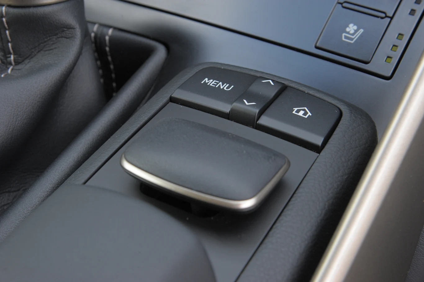 Lexus upiera się przy joysticku, zamiast pokrętła. Obsługa wymaga przyzwyczajenia. Brakuje przycisków skrótów do menu. Lexus upiera się przy joysticku, zamiast pokrętła. Obsługa wymaga przyzwyczajenia. Brakuje przycisków skrótów do menu.