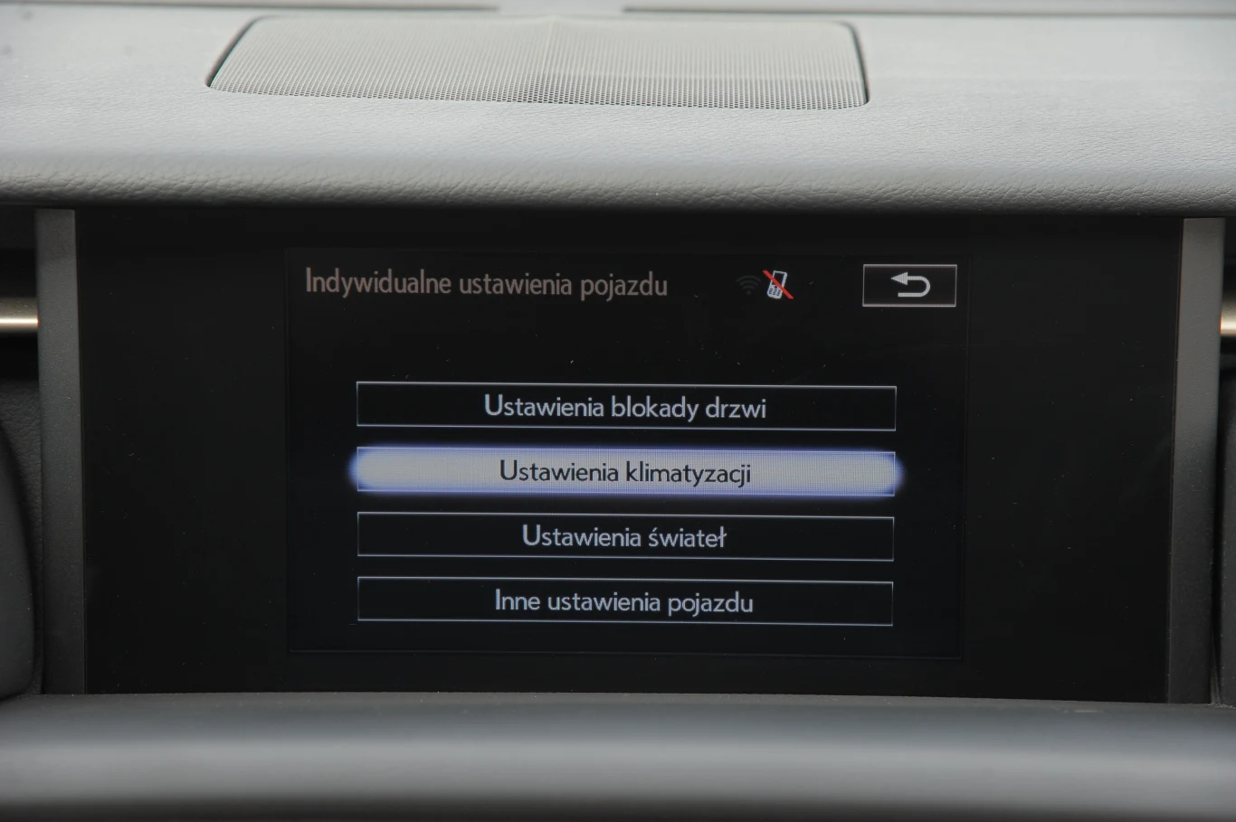 IS oferuje mnóstwo możliwości personalizacji samochodu – od blokady drzwi po światła. IS oferuje mnóstwo możliwości personalizacji samochodu – od blokady drzwi po światła.