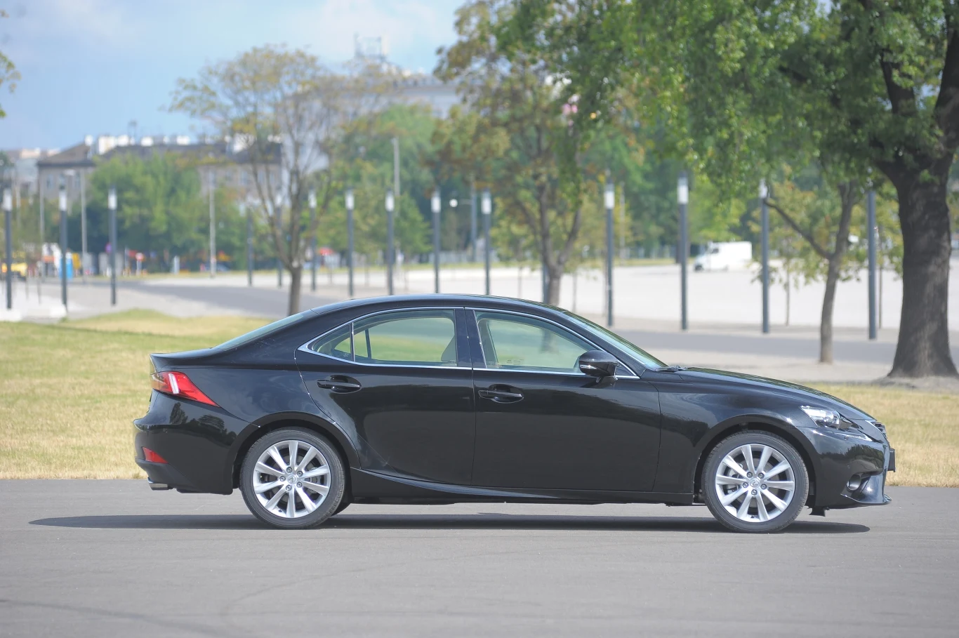 Nowy Lexus IS 250 przekonuje swoimi właściwościami jezdnymi, wysokim komfortem i ciszą w kabinie Nowy Lexus IS 250 przekonuje swoimi właściwościami jezdnymi, wysokim komfortem i ciszą w kabinie