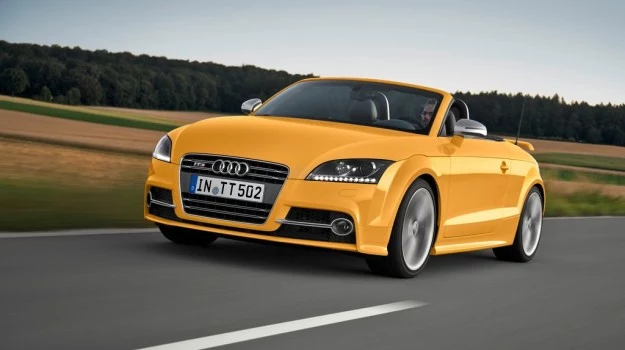 Audi TTS Roadster competition oferowane jest z dachem w kolorze czarnym lub szarym.