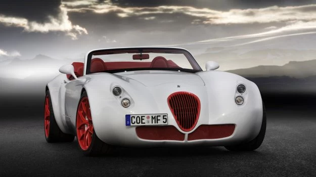 Klasycznie stylizowane Wiesmanny kryły nowoczesną technikę BMW. Na zdjęciu: Wiesmann Roadster MF5 z 2010 roku, napędzany silnikiem 5.0 V10 o mocy 507 KM. 0-100 km/h w 3,9 s, V max - 310 km/h.