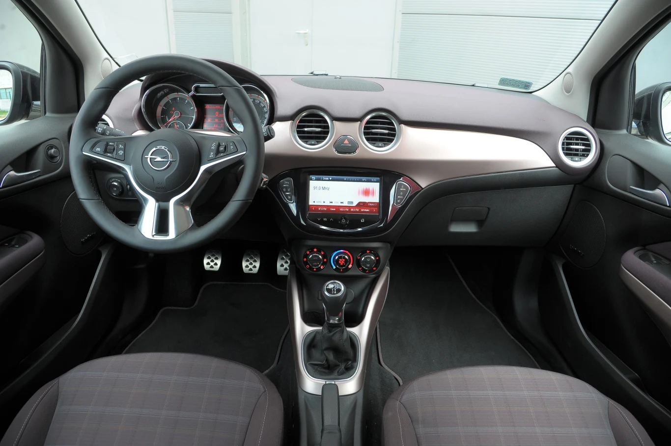 Kolorowy kokpit umila jazdę. Uwagę zwraca kierownica – w żadnym innym aucie airbag nie zajmuje tak mało miejsca. Kolorowy kokpit umila jazdę. Uwagę zwraca kierownica – w żadnym innym aucie airbag nie zajmuje tak mało miejsca.