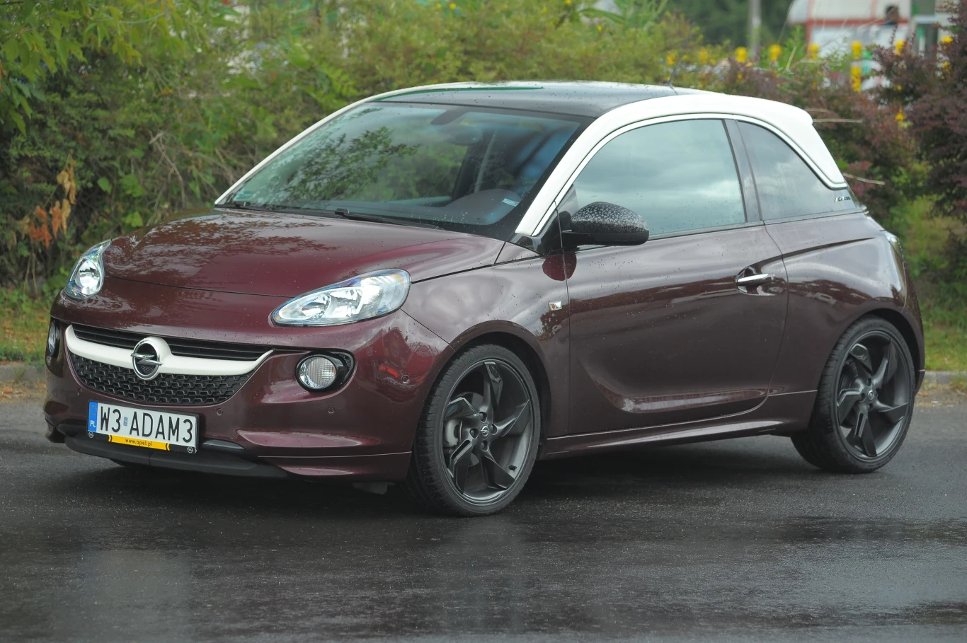 Adamowi nie można odmówić stylowego nadwozia – to jego największy atut. Adamowi nie można odmówić stylowego nadwozia – to jego największy atut.