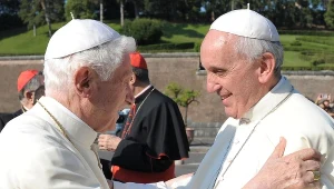 Benedykt XVI przyznał, że im bardziej obserwuje charyzmę papieża Franciszka, tym bardziej przekonuje się, że jego decyzja o ustąpieniu była "wolą Boga". 