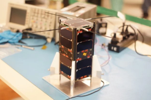 Typowy wygląd satelity formatu CubeSat 2U (tu Cubebug-1). PW-Sat 2 może mieć podobny wygląd, ale niektóre szczegóły (np. wielkość i ilość paneli słonecznych, ułożenie anten itp.) będą z pewnością inne.