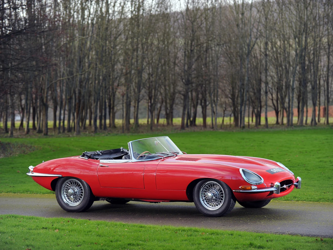 E-Type to jedno z najpiękniejszych aut świata. Silnik 3.8, 265 KM, 0-100: ok. 7 s.