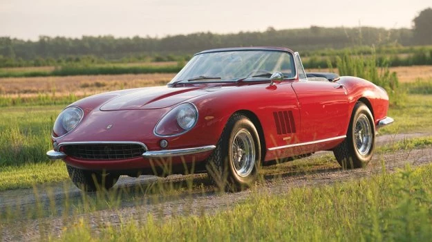 Czerwone Ferrari 275 GTB/4 NART Spider trafiło na aukcję z przebiegiem 43 tys. mil (69 tys. km). 