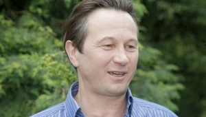 Nerwowy biznesmen Marcin (Piotr Cyrwus) da się we znaki obsłudze Hotelu 52.